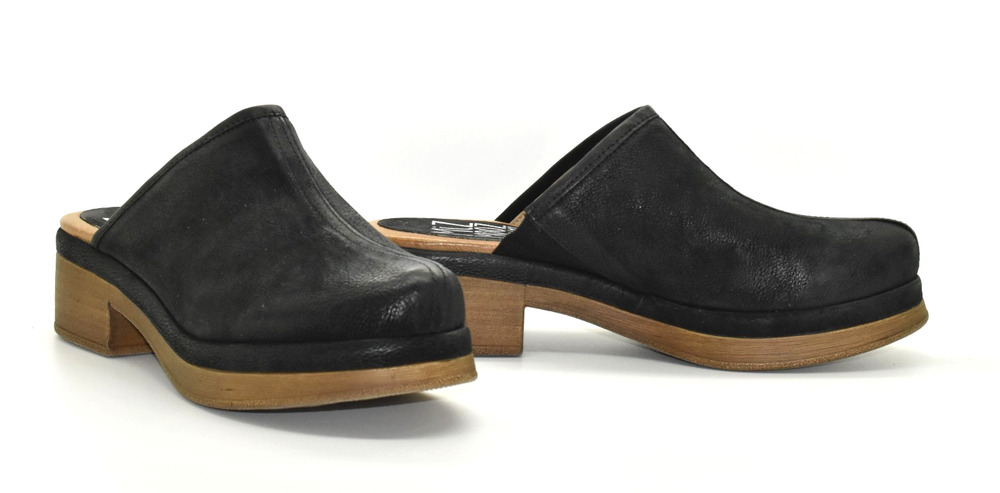 A4 NWOB MIZ MOOZ Lunea Black Nubuck Center Seam Detail Heeled Clogs Size 40 $175